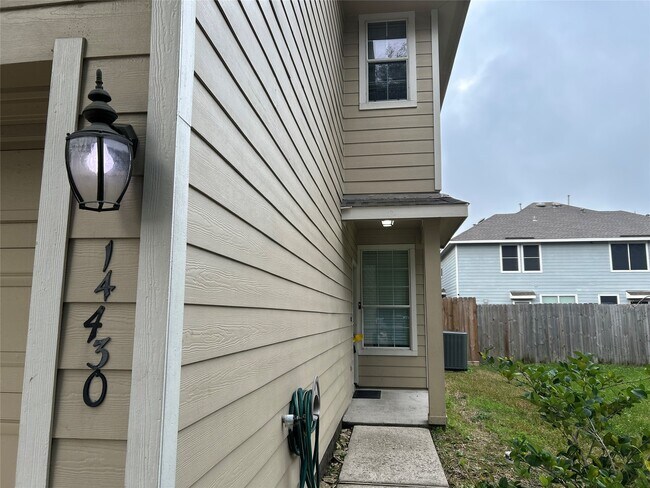 Foto del edificio - 14430 Fairbuff Ln