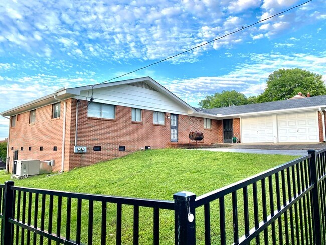 Building Photo - 812 Fortwood St