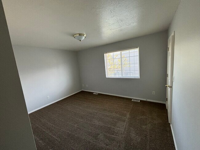 Building Photo - 65 Hampton Place