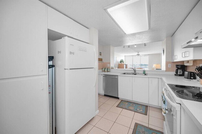 Building Photo - 6085 Bahia Del Mar Cir N