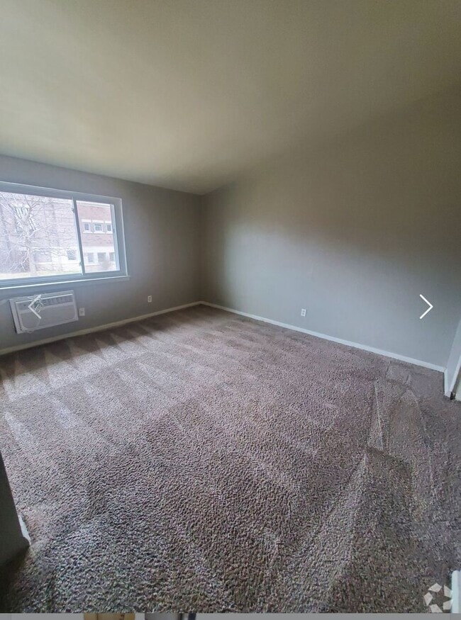 Building Photo - 2448 W Kilbourn Ave