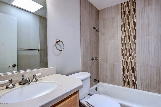 Foto del edificio - Spacious 2-Story Rental with Pool Access N...
