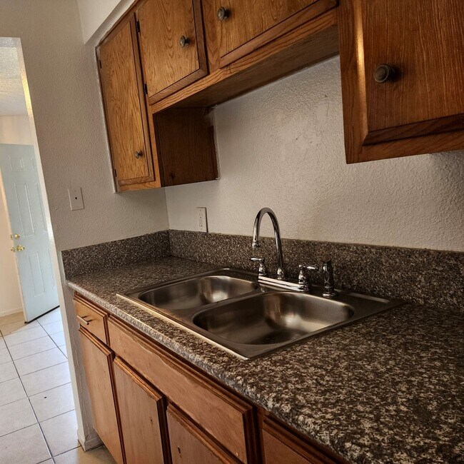 Foto del edificio - SW-3 bedrooms 2.5 baths condo