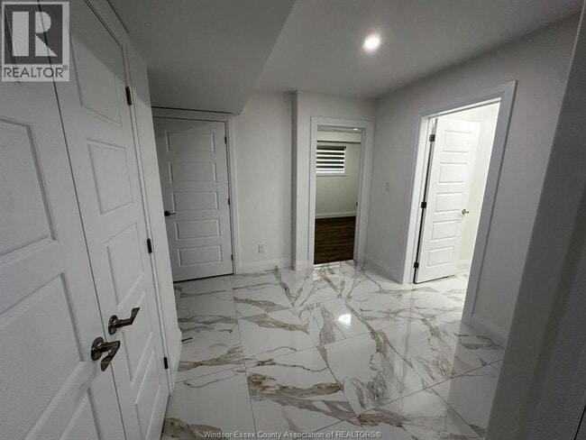 Photo du bâtiment - 2470 Roxborough Blvd