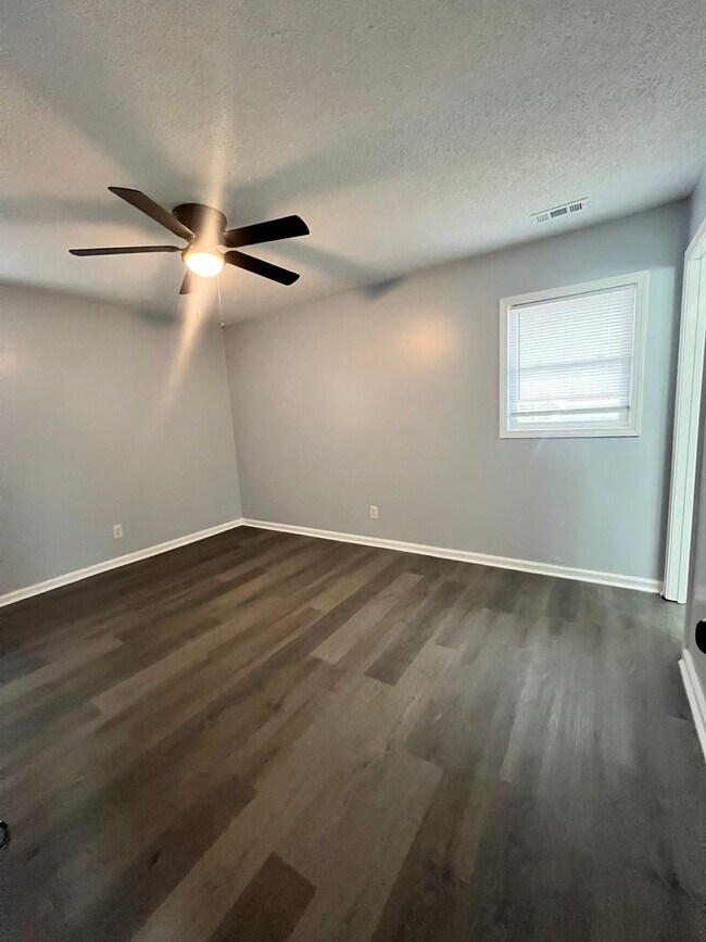 Foto del edificio - Charming Single-Family Home with Fenced in Backyard!