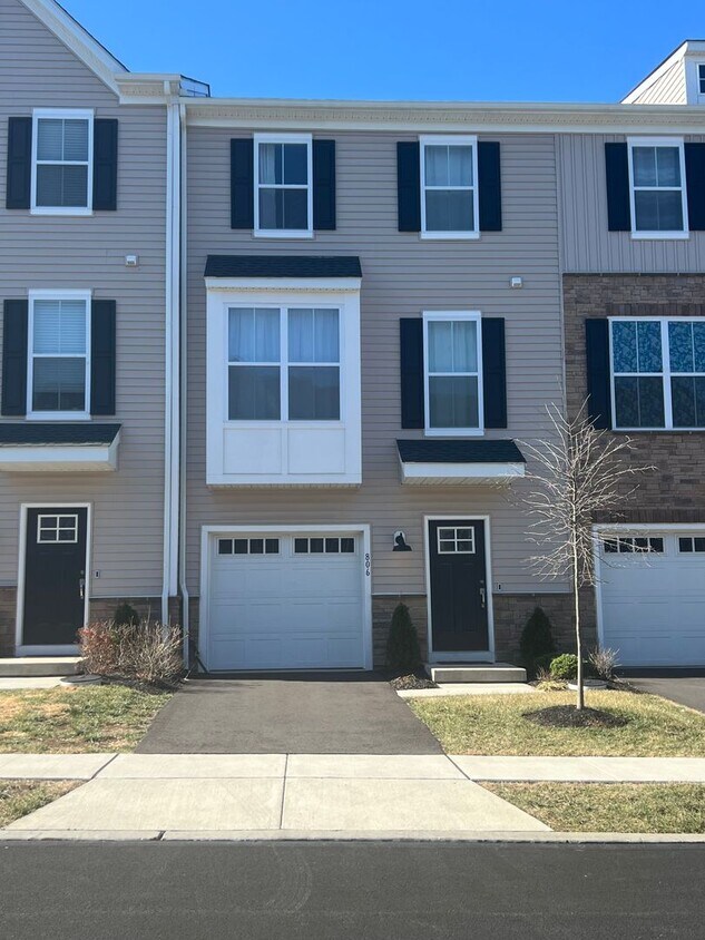 Primary Photo - Luxurious 3-Bed Townhome in Spring City wi...