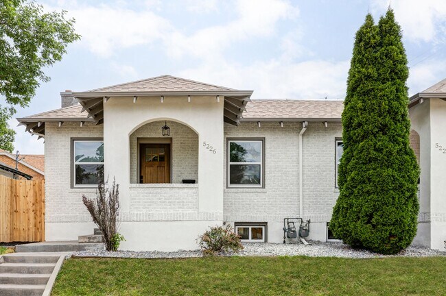 Building Photo - Private Duplex