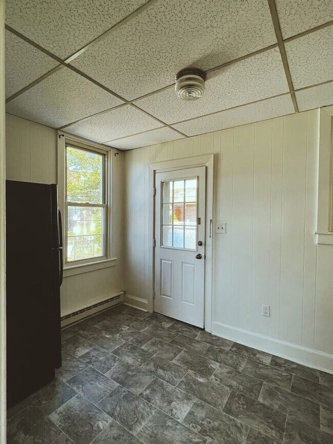 Building Photo - Cozy and private studio apartment