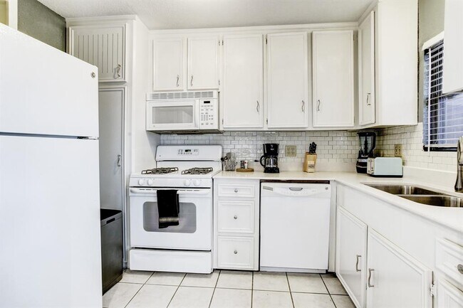 Building Photo - 4018 Blue Bonnet Blvd