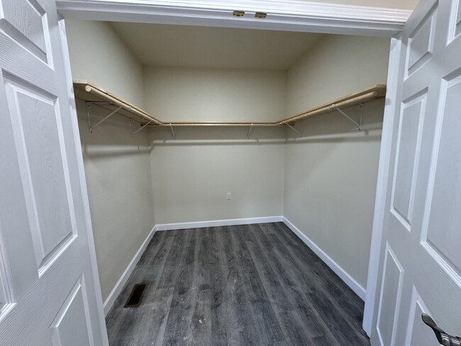 Building Photo - 407 W 13th St