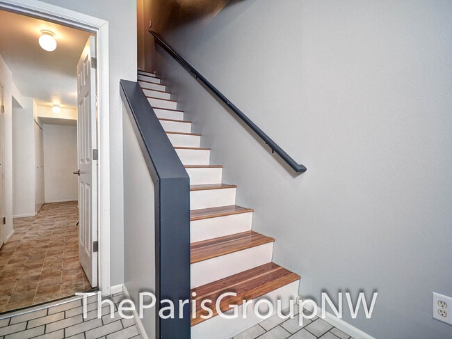 Building Photo - Beautiful 1622sf Kirkland Townhome