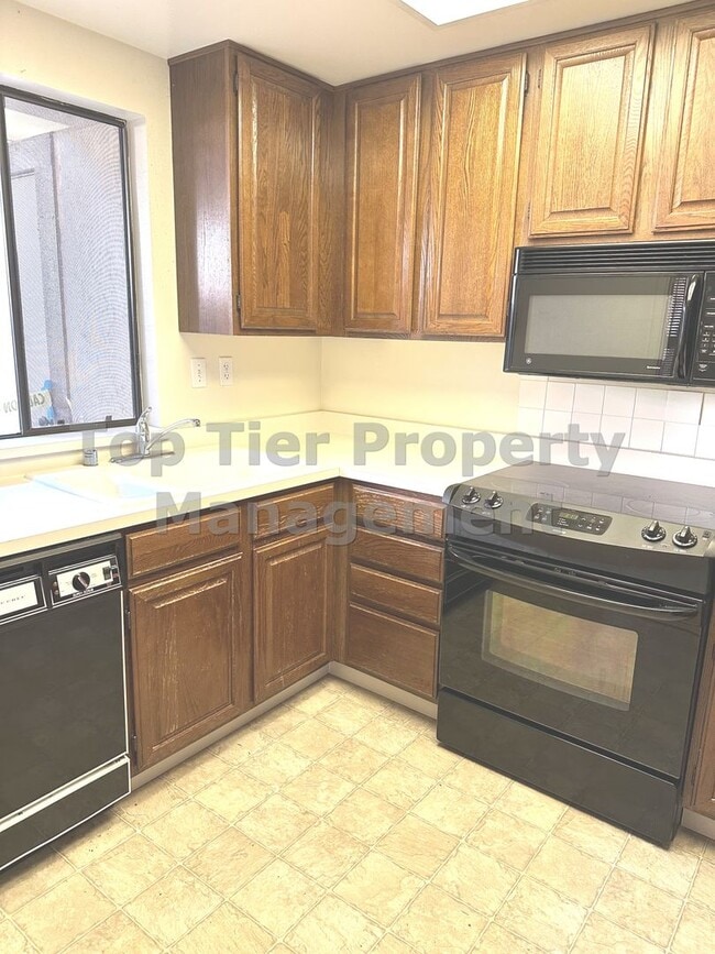 Building Photo - Very nice 2 bed, 2.5 bath, 1,178 sqft Walnut Creek Townhouse in desirable Main Chance Estates Dev...