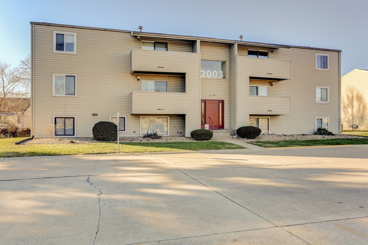Foto principal - UPDATED 2 BEDROOM CONDO- Available August ...