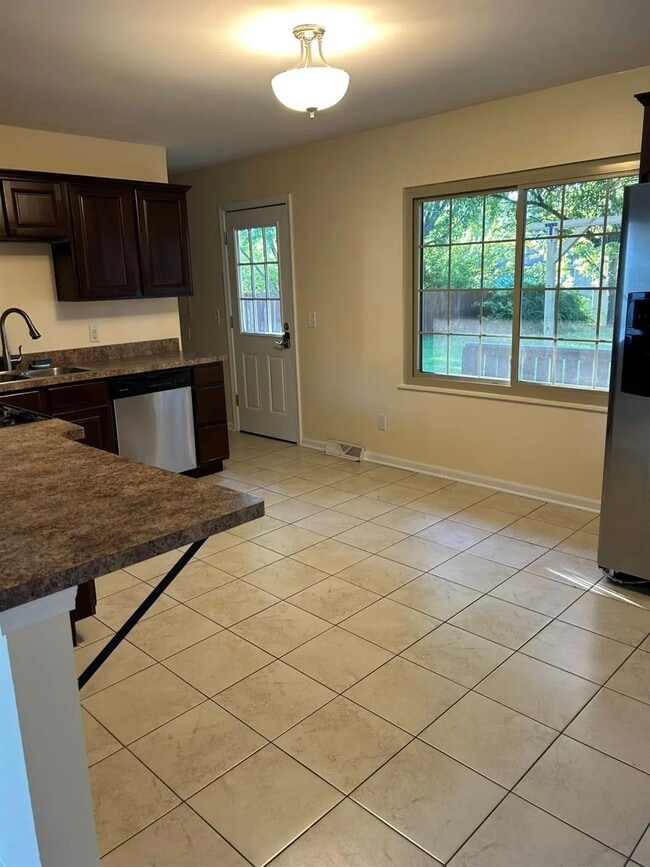 Kitchen - 657 Cheyenne Dr