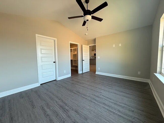 Foto del edificio - New construction home. 3 bedrooms plus a s...