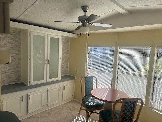 Área de la mesa de la cocina - 847 Oakwood Dr