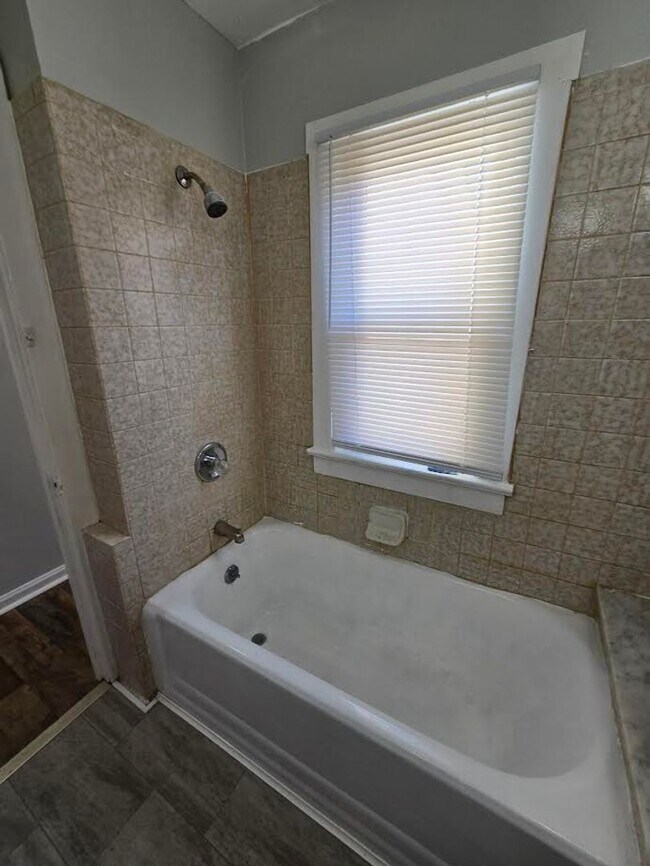 Foto del edificio - Three Bedroom Home located in Warren Township near 16th and Post Road