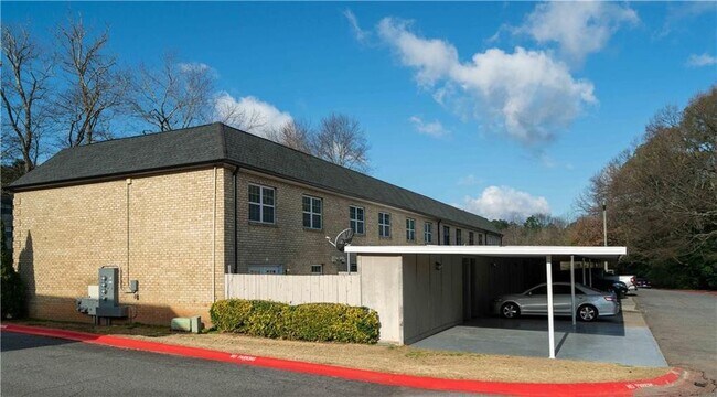 Foto del edificio - 390 N River Pkwy