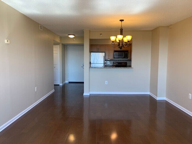Foto del edificio - Rarely Available Penthouse 1BD/1BA in Gros...