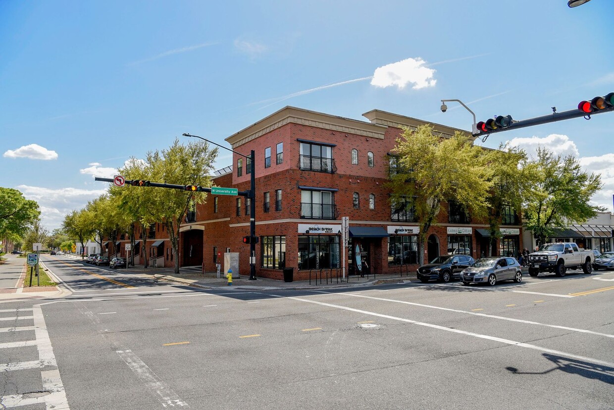 Stylish 2/1 condo in downtown Gainesville w/ parking and laundry - Stylish 2/1 condo in downtown Gainesville w/ parking and laundry