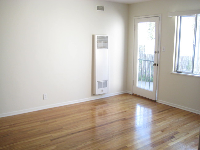Building Photo - 2232 N Beachwood Dr