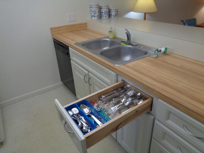Building Photo - 5527 NE Gulfstream Way