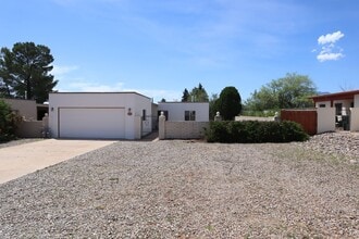 Building Photo - 1140 E Carmelita Dr