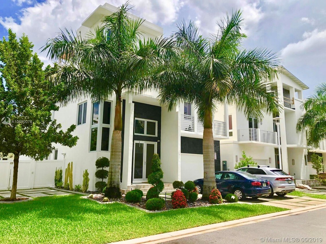 8293 NW 33rd Terrace, Doral, FL 33122 House for Rent in Doral, FL