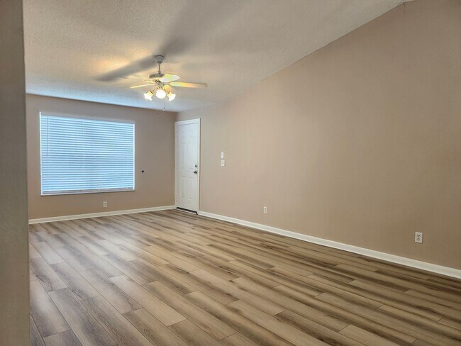 Foto del edificio - Duplex for Rent