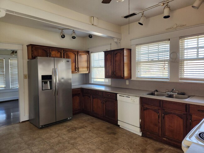 Building Photo - 529 10th Ct S