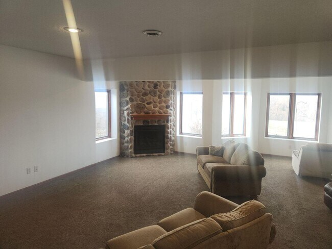 Building Photo - Beautiful Home with Scenic Views