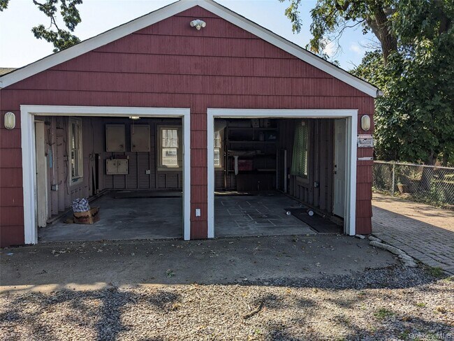 Building Photo - 188 Little East Neck Rd