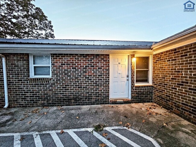 Building Photo - 702 Couch St