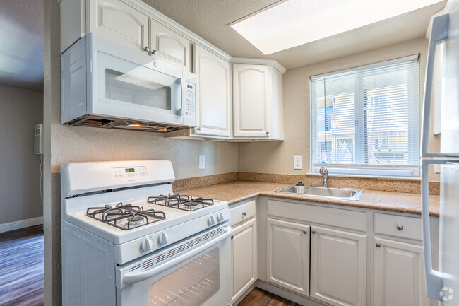 1HAB, 1BA - 649SF con gabinetes blancos - Cocina - Alderwood Park Apartments