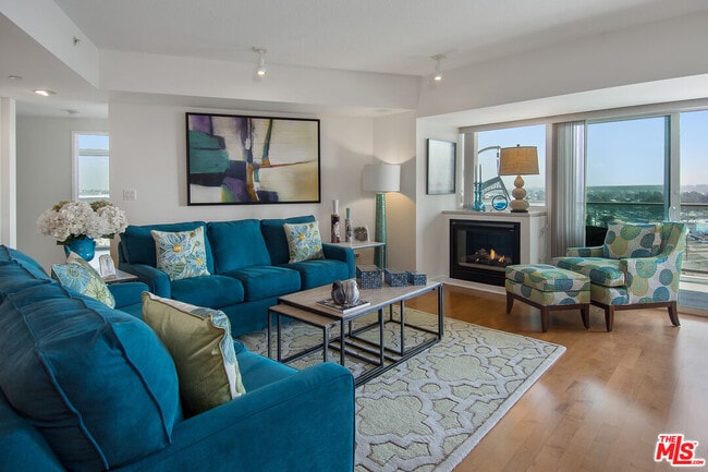 Building Photo - 13600 Marina Pointe Dr