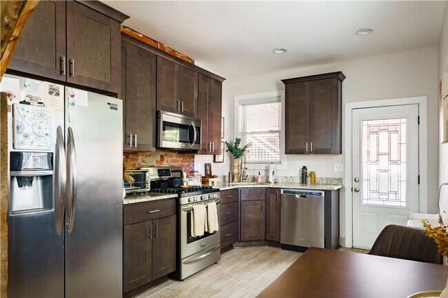 Building Photo - *Beautifully Updated 1BD/1BA Townhouse Ava...