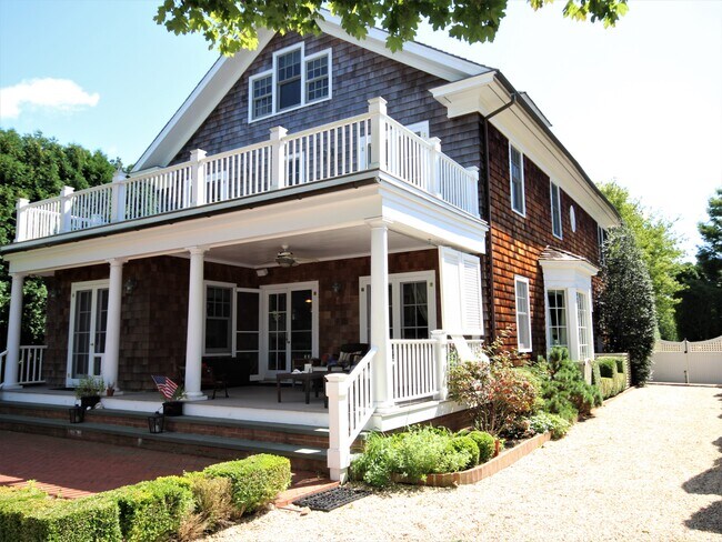 Building Photo - 121 Toylsome Ln
