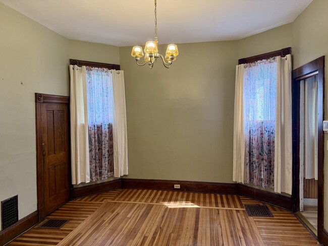 Building Photo - 357 W 5th St