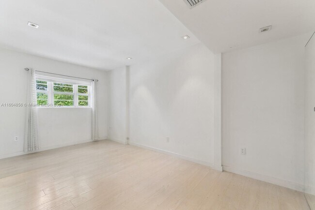 Building Photo - 4812 Pine Tree Dr