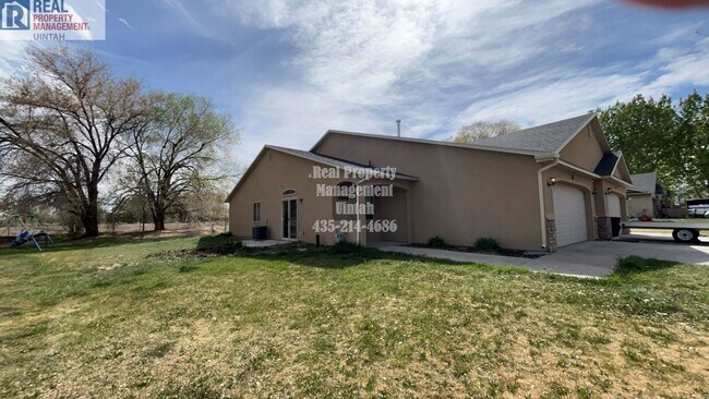 Building Photo - 3-bedroom 2 bath Town home