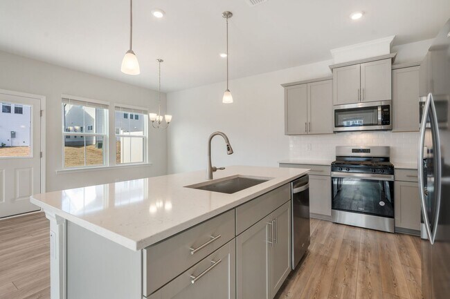 Foto del edificio - **Applications Pending** Available NOW! Ne...