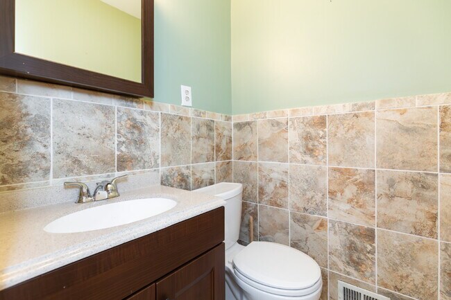 Foto del edificio - Spacious end-unit three-level townhome featuring 2 bedrooms and 2.5 bathrooms