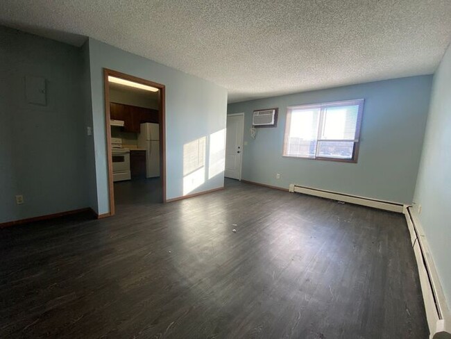 Building Photo - $1,000 | 2 Bedroom, 1 Bathroom Apartment |...