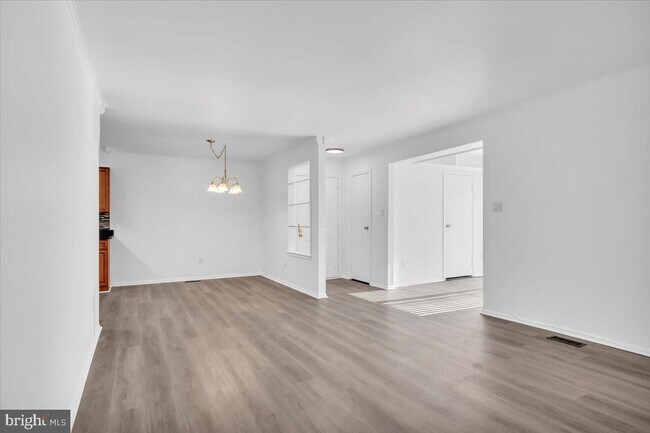 Building Photo - 21 Uxbridge Pl