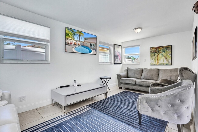 Building Photo - 712 SW 7th Terrace