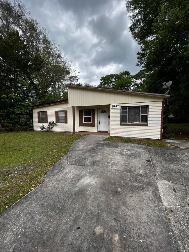 Building Photo - 1847 Loyola Dr N