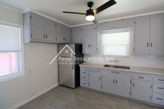 Building Photo - Charming Tahoe Park 2bd/1ba House with Lar...