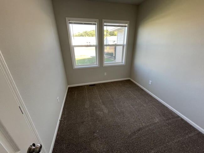 Building Photo - 2620 S Claremont Dr