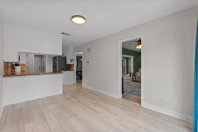 Building Photo - 1626 Lake Bluff Dr