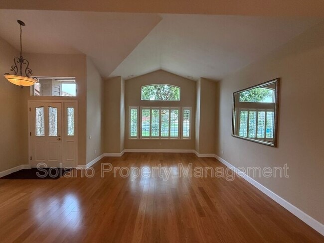 Foto del edificio - 685 Hillcrest Cir